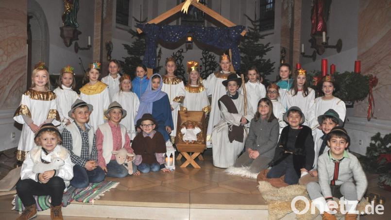 Buben und Mädchen spielen das Geschehen von der Geburt Christi in einem Stall in Bethlehem nach. Bild: es
