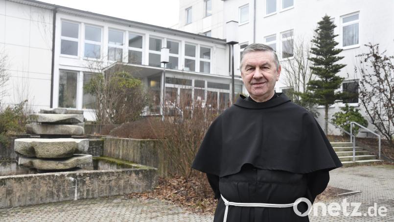 Pater Sigmund wird die Bewohner des Hospiz St. Felix seelsorgerlich betreuen. Nach der Einweihung am 1. Februar nimmt die Einrichtung im ehemaligen Krankenhaus am 11. Februar den Betrieb auf. Bild: Petra Hartl