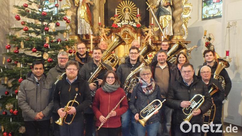 Die Fichtelgebirgskapelle Ebnath stimmte am vierten Adventssonntag die Besucher auf das Weihnachtsfest ein. Pfarrer Pater Anish George (v.li) dankte den Musikern für ihr Engagement. Bild: soj