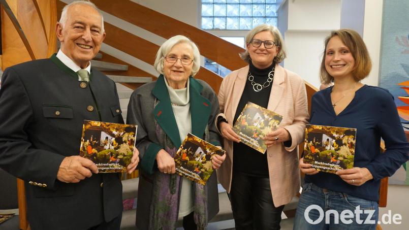 Vorstellung der Broschüre „Marktredwitzer Krippengeschichten“: Im Bild von links dritter Bürgermeister Heinz Dreher, Renate Dick (Autorin der "Krippengeschichten"), Stadtarchivarin Edith Kalbskopf und Carolin Gruber (KB Medien GmbH & Co. KG). Bild: exb