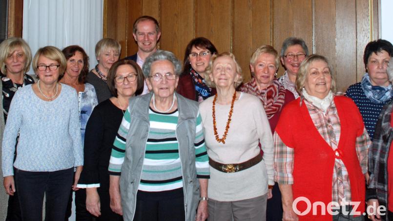 Die Ortsvorsitzende, Waltraud Forster (Sechste von links), sowie die Kreisvorsitzende Marianne Forster (Siebte von rechts) und Bürgermeister Konrad Kiener dankten den Jubilarinnen für ihre Treue und ihr Engagement. Bild: lisa.weidner@comject.de