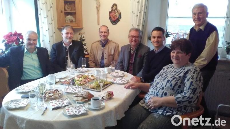 Zahlreiche Gratulantenten überbrachten Christa Söllner zum 65. Geburtstag ihre Glückwünsche. (von links): Stellvertretender Landrat Günther Kopp, BBV-Geschäftsführer Ulrich Härtl, BBV-Obmann Ely Eibisch, Kreistagsfraktionsvorsitzender Toni Dutz und deren Geschäftsführer Bernhard Söllner und Bürgermeister Ludwig König. Bild: ld