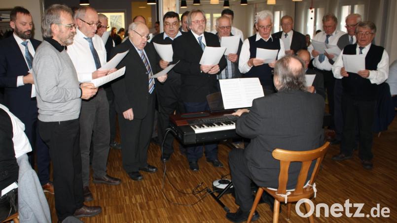 Zuhören ist dem passionierten Chorsänger nicht genug: Bei den Ständchen der Chorgemeinschaft Neustadt am Kulm/Trabitz zu Hermann Bauers 85. Geburtstag reiht sich der Jubilar (vorne, Dritter von links, dunkler Anzug) nur zu gern bei seinen Sangesbrüdern ein. Bild: bjp