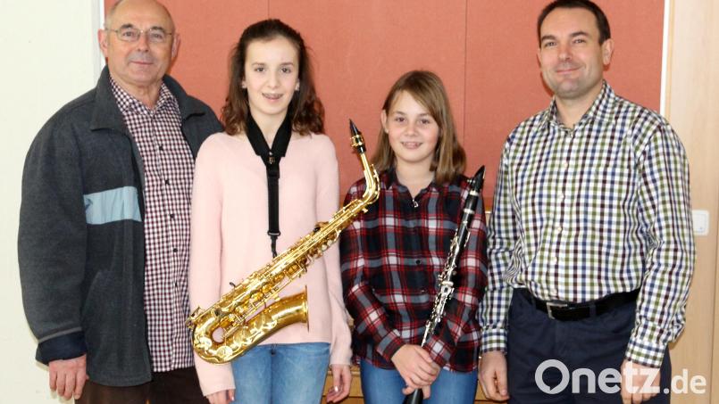Groß war die Freunde des Vorsitzenden der Jugendblaskapelle Joseph Ferstl (links) und des Ausbilders Stefan Neger (rechts) über den "ausgezeichenten Erfolg" der jungen Solistinnen Pia Fuchs (Klarinette) und Lena Troidl (Saxophon) beim diesjährigen Bezirksentscheid im Solo-/Duo-Wettbewerb „concertino“ des Bayerischen Blasmusikverbandes. Bild: bph