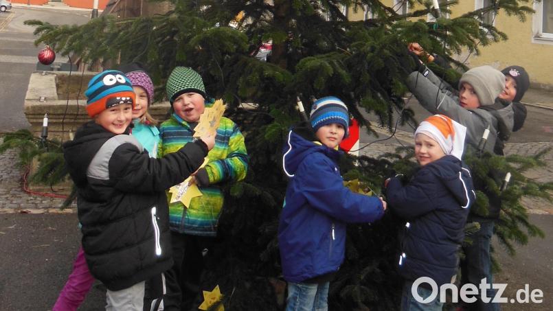 Die Schüler schmückten den Christbaum am Marktplatz in Winklarn. Bild: amö
