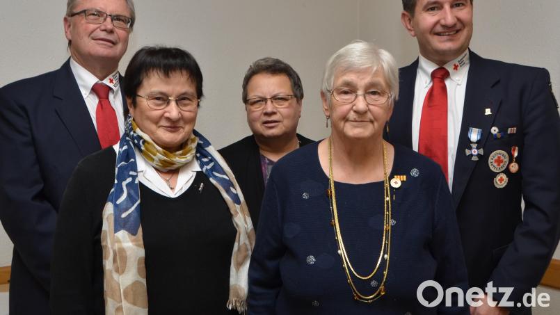 Wally Zwick (Zweite von rechts) gehört seit 60 Jahren der BRK-Bereitschaft Vohenstrauß an. Alle ihre Verdienste aufzuzählen, wäre unmöglich. Hartmut Ordnung, Maria Dobmayer und Sandro Galitzdörfer (hinten, von links) würdigen die BRK-Institution. Auch Marga Kleber (Zweite von links) erhält eine Auszeichnung. Bild: dob