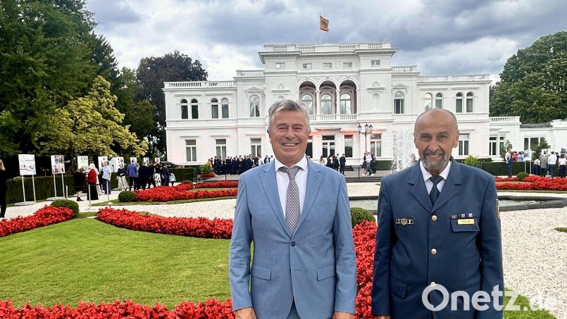 Reiner Gäbl (links) aus Eslarn und Hans Deyerl aus Oberviechtach freuen sich über die persönliche Einladung des Bundespräsidenten zum Bürgerfest in der Villa Hammerschmidt in Bonn. Bild: Petra Brenner