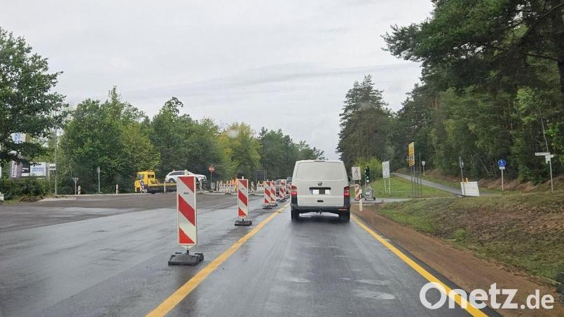 Auf Höhe Brandweiher ist die B 470 derzeit nur stadtauswärts in Richtung Landkreis-Westen befahrbar. Hier wurde die Fahrbahn erneuert und die Entwässerung verbessert. Bild: Sonja Kaute