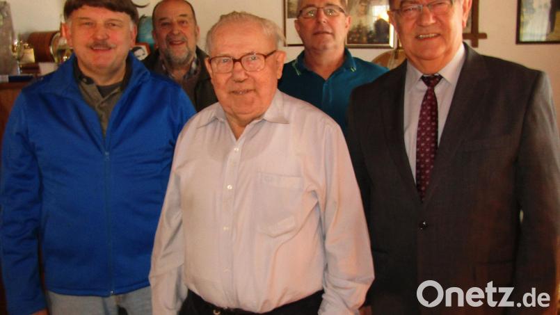 Geburtstagsrunde bei Friedrich Brütting (von links): Christian Schatz (Flembach-Kickers), Georg Büttner (Haus- und Grundbesitzerverein Auerbach), der Jubilar mit Sohn Willi und Zweiter Bürgermeister Herbert Lehner. Bild: sck