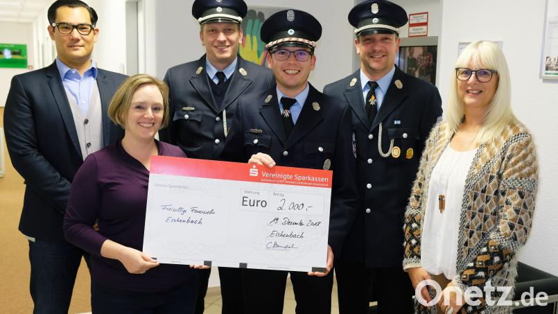 „Christlkindl-Momente“ für die Feuerwehrführung bei der Firma Rogers: Der größte Arbeitgeber der Stadt überreicht an die Brandschützer eine Spende von 2000 Euro für die Nachwuchsarbeit. Unser Bild zeigt bei der Übergabe des symbolischen Spendenchecks (von links) Marketing-Manager Marc Stolpe, Geschäftsführerin Christine Baumstark, stellvertretenden Kommandanten Christian Götz, stellvertretenden Vorsitzenden Korbinian Dunzer, Kommandant Uwe Drechsler und Personalchefin Anette Enders. Bild: do