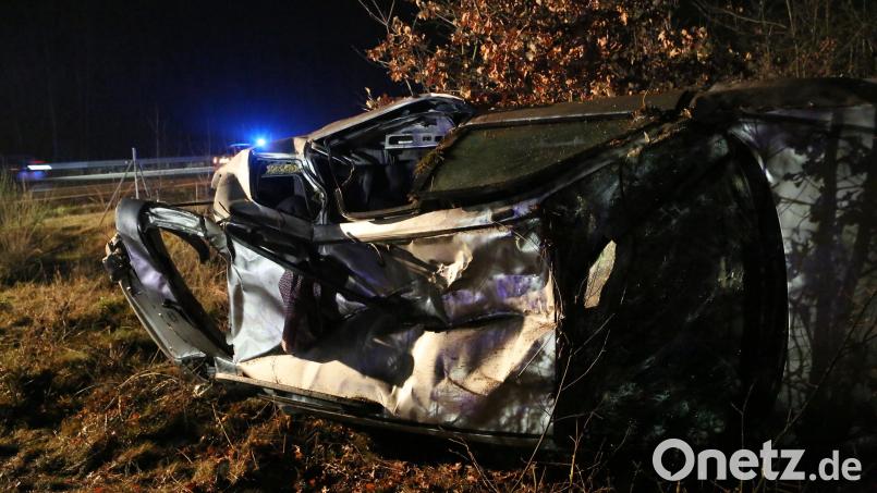 Der Fahrer dieses Wagens geriet nach rechts von der Autobahn ab. Der Kombi walzte einen Wildschutzzaun nieder, überschlug sich, und blieb schließlich auf der Beifahrerseite liegen. Bild: Hösamer