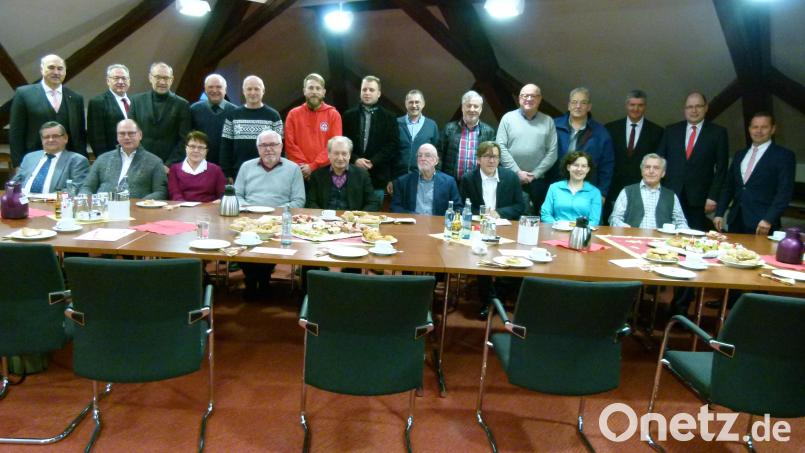 Sparkassen-Vorstandsvorsitzender Josef Pflaum (stehend, von links), die Bürgermeister Klaus Lehl, Karl Lorenz und Peter Lehr, (von rechts) Vorstandsmitglied Gerhard Hösl, Kundenberater Hans Zach und Filialdirektor Wolfgang Busch sowie Dieter Kies (sitzend, links) vom Stadtverband würdigen das ehrenamtliche Engagement der Vereine und Institutionen, die das Geldinstitut bei der dritten Spendenrunde 2018 mit insgesamt 6200 Euro unterstützt. Bild: rn