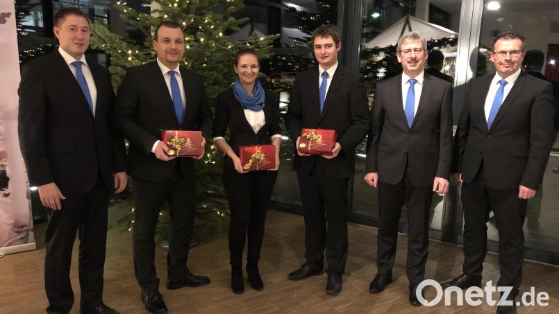 Vorstand Thomas Keck (links), Vorstandssprecher Joachim Geyer und Vorstand Robert Haubner (von rechts) ehren Florian Bayer, Simone Franke und Matthias Fütterer (Zweiter, Dritte und Vierter von links). Bild: mez
