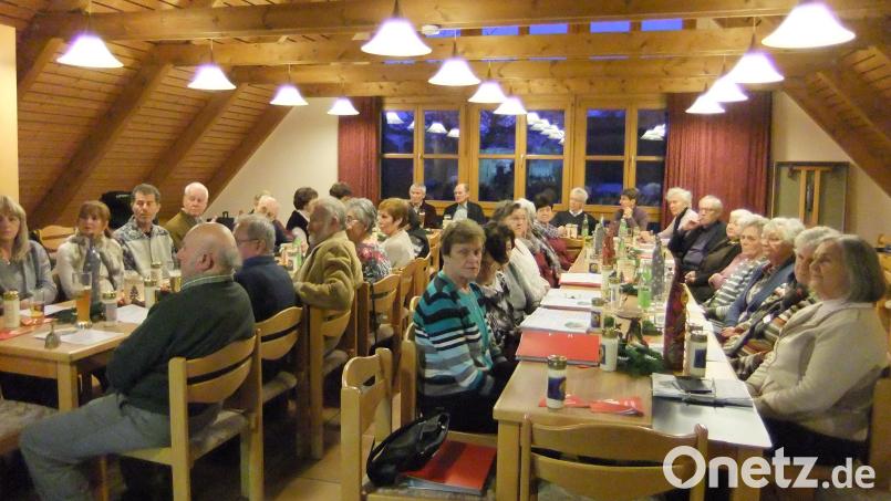 Zahlreich besuchen die älteren Menschen aus der Nikolauspfarrei die adventliche Stund' im Pfarrsaal. Bild: gm