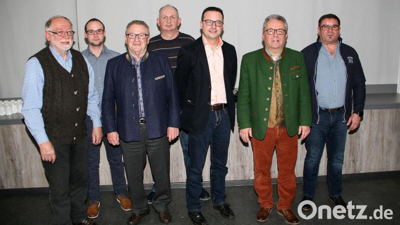 Harald Seitz wechselt ins Mitterteicher Rathaus. Zum stellvertretenden Bauhofleiter wurde Alexander Bäumler – als Nachfolger von Josef Beer - ernannt. Im Bild (von links) Bürgermeister Herbert Bauer (Falkenberg), Alexander Bäumler, zweiter Bürgermeister Fritz Holm (Wiesau), Josef Beer, Harald Seitz, Bürgermeister Toni Dutz (Wiesau) und Bauhofleiter Michael Klarner. Bild: wro