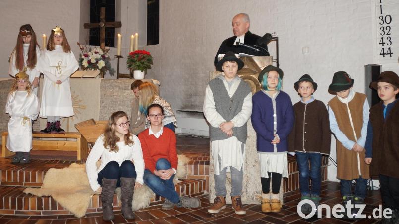 Jugendliche und Kinder stellten die Weihnachtsgeschichte in dem Krippenspiel dar und zeigten zwei Welten auf. Weihnachten damals in der Krippe und das, was heute daraus gemacht wird. Bild: weu