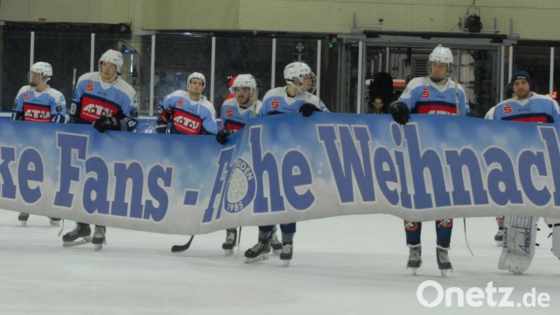 Danke Fans – Frohe Weihnachten: Nach dem Derbysieg gegen die Selber Wölfe bedankten sich die Blue Devils beim Publikum. Bild: gb