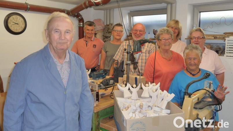 Die Holzwerkgruppe des BRK-Seniorenheims St. Barbara erfüllt den Weihnachtswunsch des Katholischen Frauenbunds und fertigt 100 Holzengel (von links): Richard Nagler, Anton Pirzer, Irmgard Müller, Josef Kohl, Julia Wenzl, Maria Maier, Gisela Witt und Pflegedienstleiterin Patricia Kugler. Bild: u