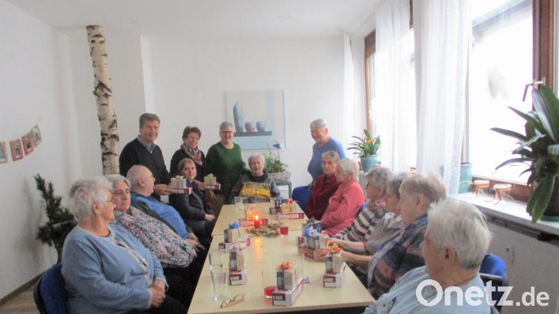 VdK-Vorsitzender Josef Rewitzer und Schatzmeisterin Elisabeth Randig besuchten in der Tagespflegestätte „Rosenquarz Pleystein“ und die Übergabe der Präsente an die Bewohner. Bild: tu