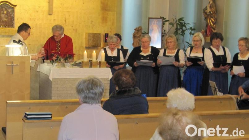 Die OWV-Gesangsgruppe gestaltet den Gottesdienst im BRK-Heim am zweiten Weihnachtsfeiertag mit der „Stoawold-Mess“. Bild: hä