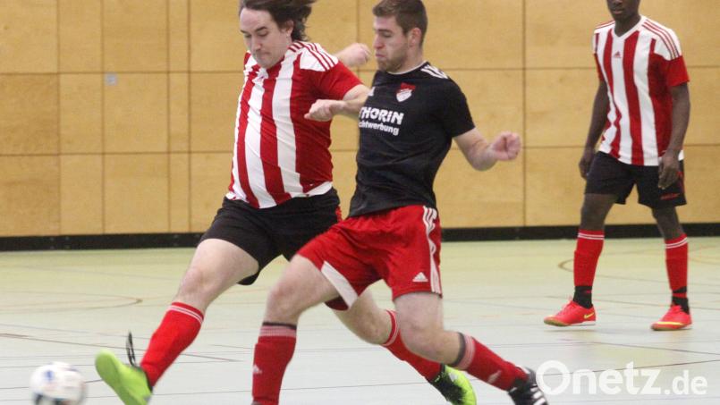 Die SpVgg Pfreimd setzte gegen die SG TSV Schwandorf/ASV Fronberg mit 3:0 durch. Die Szene zeigt Matthias Brandl (links, SG) im Zweikampf mit Peter Schießl (rechts, Spvgg). Bild: Hirsch