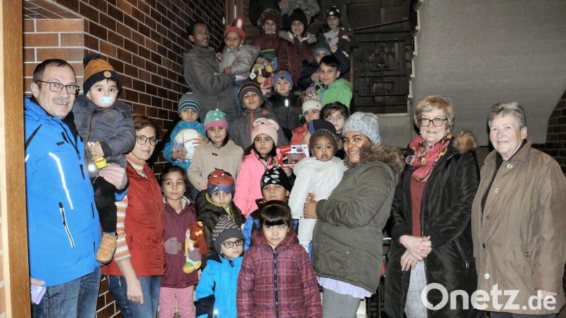Die KAB-Vorsitzenden Angela Hetz und Gudrun Sirtl sowie Axel und Maria Spachtholz nach der Übergabe der Geschenke. Bild: kgg