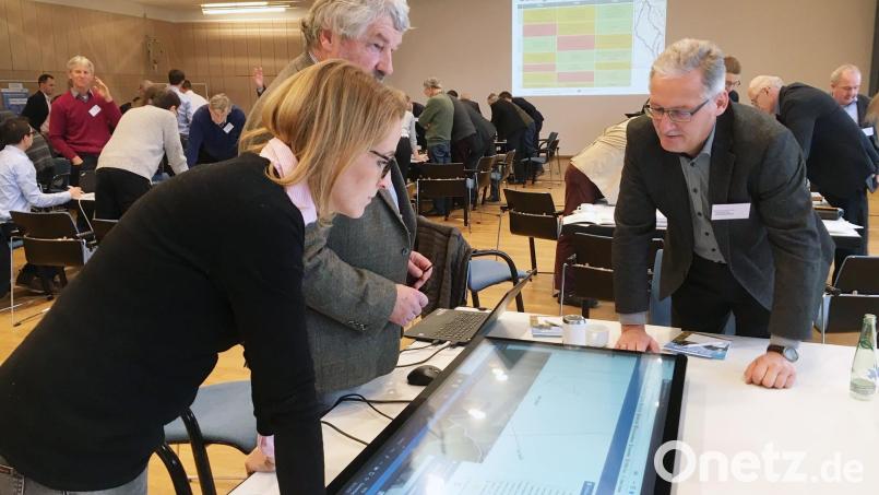 Irchenrieths Bürgermeister Josef Hammer (rechts) ist misstrauisch. Er glaubt Tennet-Vertreterin Carolin Kürth und Ingenieur Lothar Grosser nicht so recht, dass der Südost-Link weniger nah als in einem Plan eingezeichnet an seiner Gemeinde vorbeiführt. Bild: phs