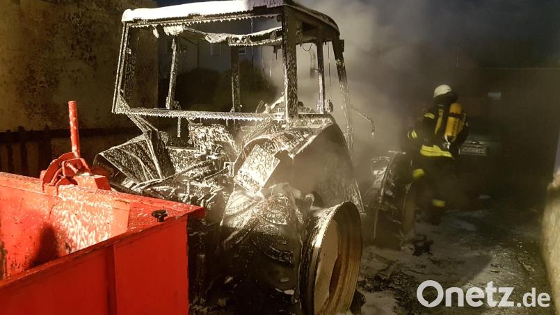 Dieser Traktor hat es in sich. Am Sonntag fängt er in einer Hofeinfahrt gleich zwei Mal Feuer. Bild: ast