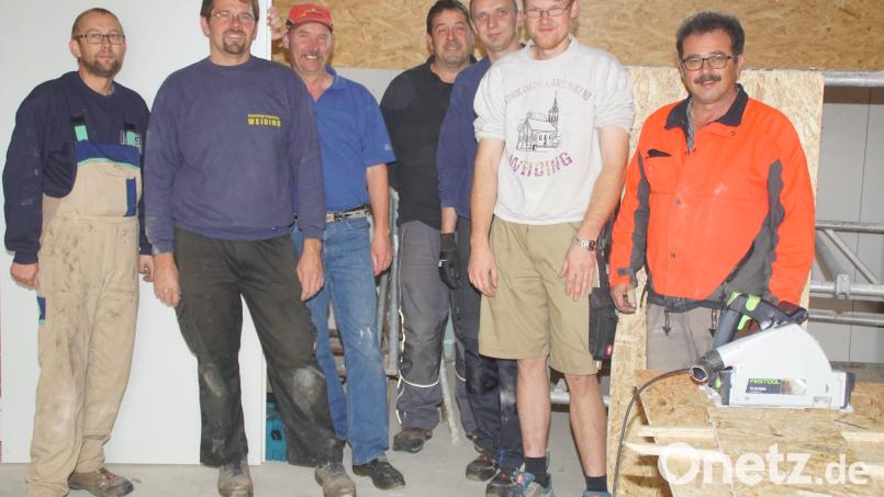 Eigenleistungen waren und sind beim Bauhof gefragt. Mitglieder der Feuerwehr packten, wie dieser Trupp am 20. Oktober mit Bürgermeister Manfred Dirscherl (rechts), mit an. Bild: mmj