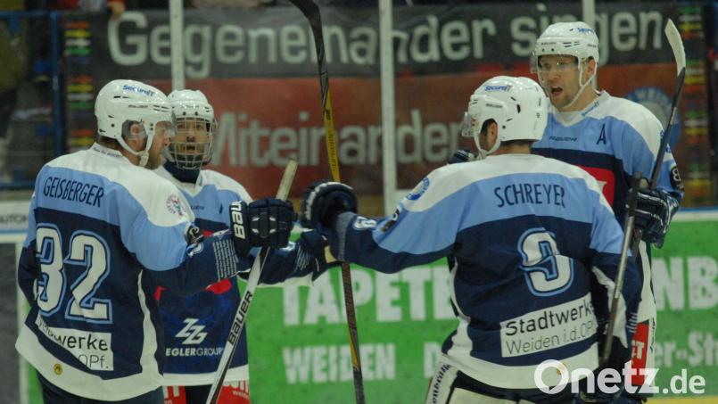 Jubel bei den Devils-Spielern Herbert Geisberger, Marcel Waldowsky, Mirko Schreyer und Michael Kirchberger (von links): Die Weidener gewannen am Freitag beim EHC Waldkraiburg mit 4:2. Bild: gb