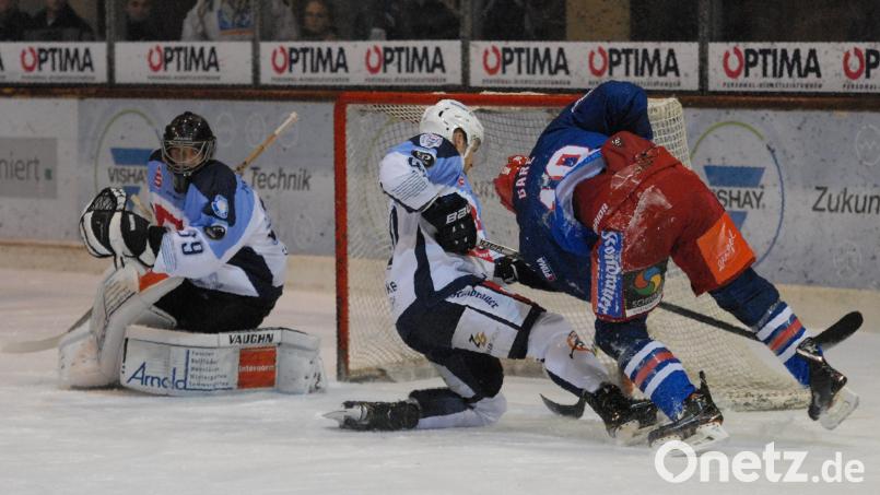 Am Freitag gastieren die Blue Devils bei Schlusslicht EHC Waldkraiburg und am Sonntag um 18.30 Uhr steigt in der Hans-Schröpf-Arena das Derby gegen die Selber Wölfe. Das letzte Match in Selb (Szene mit Goalie Johannes Wiedemann, Matt Abercrombie und dem Selber Lanny Gare, von links) gewannen die Weidener Anfang Dezember mit 8:5. Bild: gb