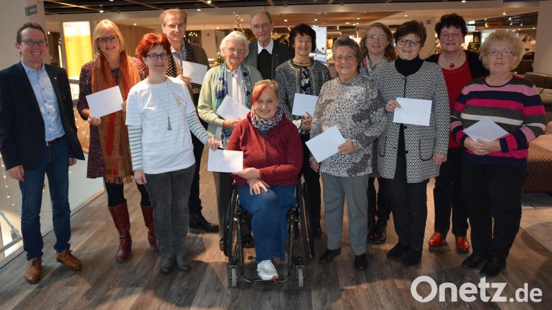 Satte 15000 Euro überreichte am Samstag das Möbelhaus Gleißner an zehn karitative und wohltätige Organisationen. Unser Bild zeigt die Vertreter der Organisationen und Einrichtungen, mit Firmen-Inhaberin Liselotte Kulzer (Zweite von rechts) und Prokurist Wolfgang Horn (links). Bild: jr