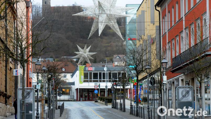 Die morgendliche Stille in der Amberger Bahnhofstraße trügt am Tag danach: Am Samstagabend sollen rund um das Areal des Bahnhofs und auch in der Innenstadt vier Jugendliche wahllos auf Passanten eingeschlagen haben. Bild: Stephan Huber