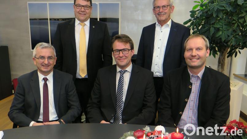 Die beiden Bürgermeister Thomas Falter und Harald Bemmerl (stehend von links) stellten den neuen Geschäftsstellenleiter der Verwaltungsgemeinschaft Wackersdorf, Daniel Fendl (sitzend links), und den neuen Hauptamtsleiter Reinhard Schuß (sitzend Mitte) vor. Rechts Personalrat Armin Kellermann. Bild: Hirsch