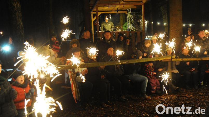 Unzählige Wunderkerzen und das gemeinsam gesungene „Stille Nacht“ machen die Sorghofer Waldweihnacht, leider ohne Schnee, aber glücklicherweise auch ohne Regen, zu einem besinnlichen Erlebnis. Bild: gfr