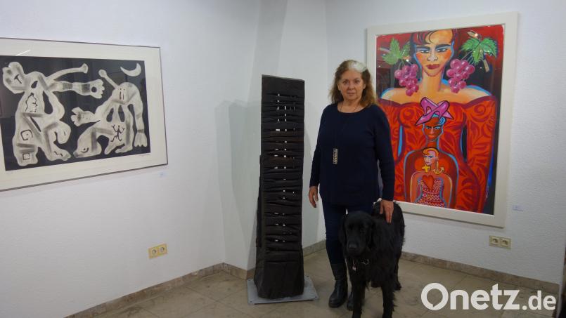 Marianne Schönsteiner-Mehr vom Kuntskabinett fühlt sich in ihrer aktuellen Ausstellung ein wenig wie im eigenen Wohnzimmer. Dazu passt auch ihr Hund. Bild: wsu