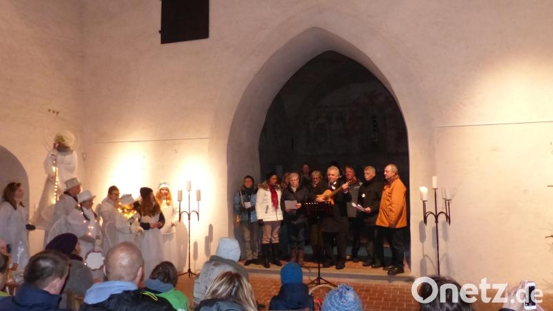 Die Weihnachtsengel beobachten die Sänger aus Tirschenreuth in der Museumskirche Peter und Paul. Bild: kod