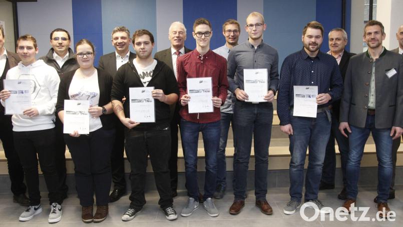 Die Vertreter aus Schule, Politik und Handwerk ehrten die besten Absolventen. Von links (mit Urkunde): Fabian Rockinger, Michaela Böhm, Sebastian Kölbl, Stefan Becher-Köppl, Christian Schrott und Maximilian Kehrer. Bild: Hirsch