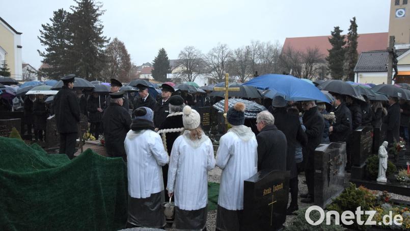 Emotional ist der Abschied von Sepp Lobenhofer, dem langjährigen Leiter der Blaskapelle St. Ägidius: Etwa 1000 Menschen, darunter mehr als 100 Musiker, geben ihm in Schwarzenfeld das letzte Geleit. Bild: bö