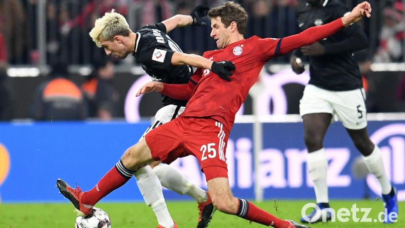 Kampf war Trumpf in der Allianz-Arena am Mittwochabend. Thomas Müller (rotes Trikot) und seine Bayern rangen RB Leipzig um Kevin Kampl nach intensiven 90 Minuten nieder. Bild: agentur_dpa