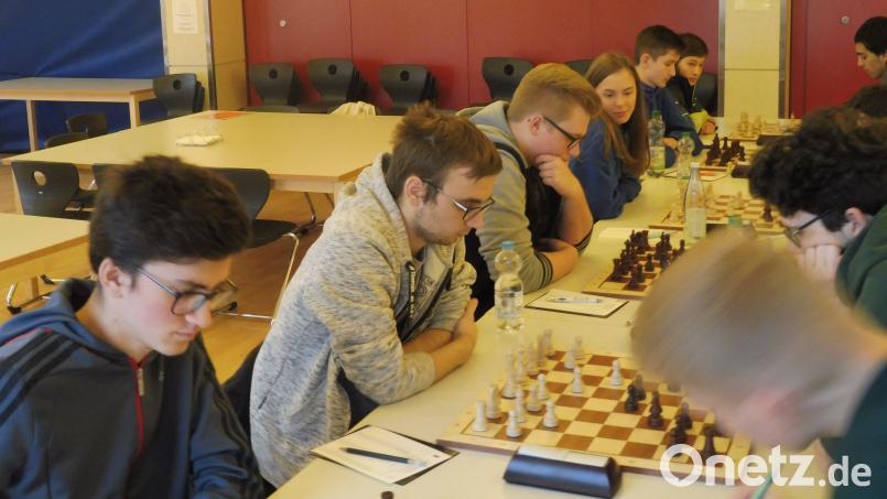 Die erste Jugendmannschaft des Schachklubs Schwandorf in der Bayernliga noch hoffnungsvoll im Duell gegen München Südost. Bild: sts