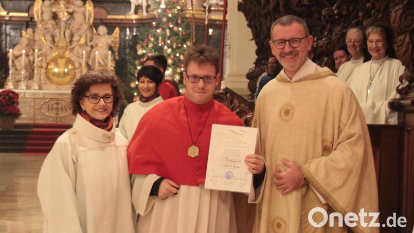 Kevin Blay ist nun seit 15 Jahren ein treuer und zuverlässiger Diener am Altar. Dafür erhielt er an diesem Abend die „goldene“ Miniplakette und eine Ehrenurkunde. Bild: exb