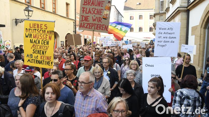 Demo im Oktober: Vom Marktplatz bis zum ACC demonstrieren laut Polizei ungefähr 300 Leute gegen die AfD. Bild: Petra Hartl