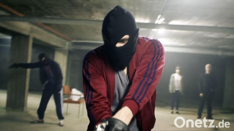 Wie im Film (hier eine Szene aus "Victoria): Für eine Brautentführung zogen sich Freunde des Bräutigams Sturmhauben über. Im "Einsatz" waren auch Spielzeugpistolen. Bild: Senator Film/dpa