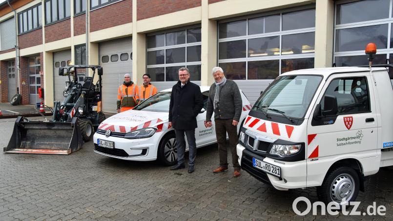 Über die Ergänzung des Fuhrparks freuen sich (von links) die Stadtgärtner Andreas König und Richard Eagan, Bürgermeister Michael Göth sowie Rainer Gründel (Kommunale Kunden N-Ergie). Bild: Andreas Royer