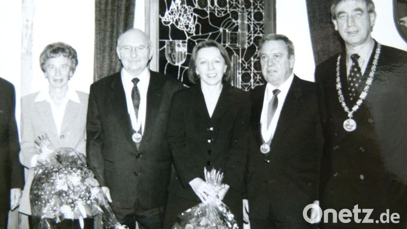 Vor 20 Jahren ehrte die Stadt Eschenbach Martin Neukam (Zweiter von rechts) der Bürgermedaille. Bild: rn