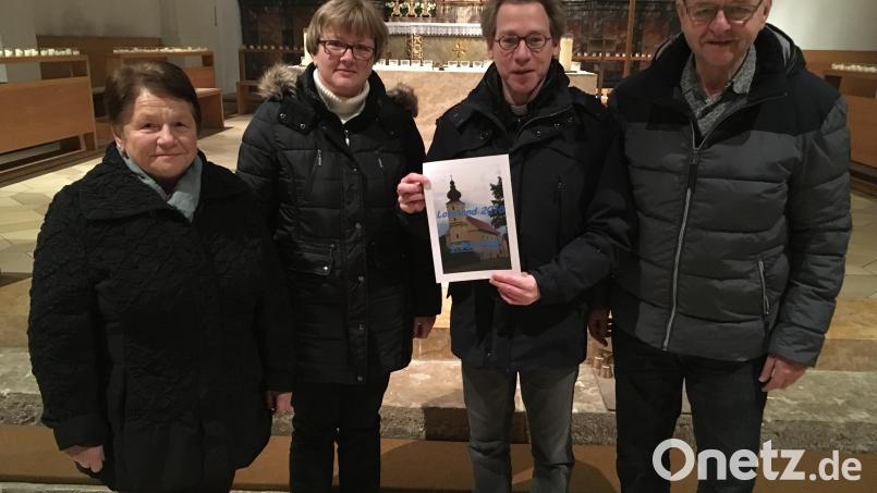 Über den erfolgreichen Losverkauf freuten sich (von links) Marianne Lindner, Brigitta Heidlinger, Pfarrer Christian Schulz und stellvertretender Fördervereinsvorsitzender Josef Rauch. Bild: ibj