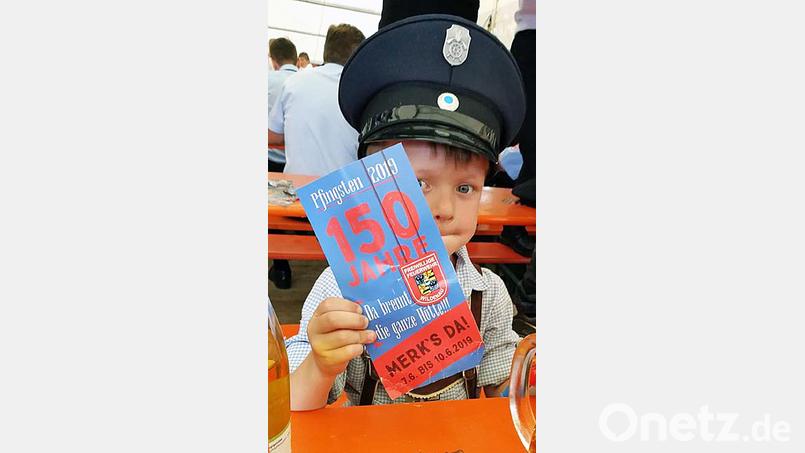 Selbst die jüngsten Feuerwehrler, wie hier Bastian Fritsch, freuen sich auf das 150-jährige Jubiläum der Feuerwehr Wildenau zu Pfingsten, für das bereits der Kartenvorverkauf läuft. Bild: lst