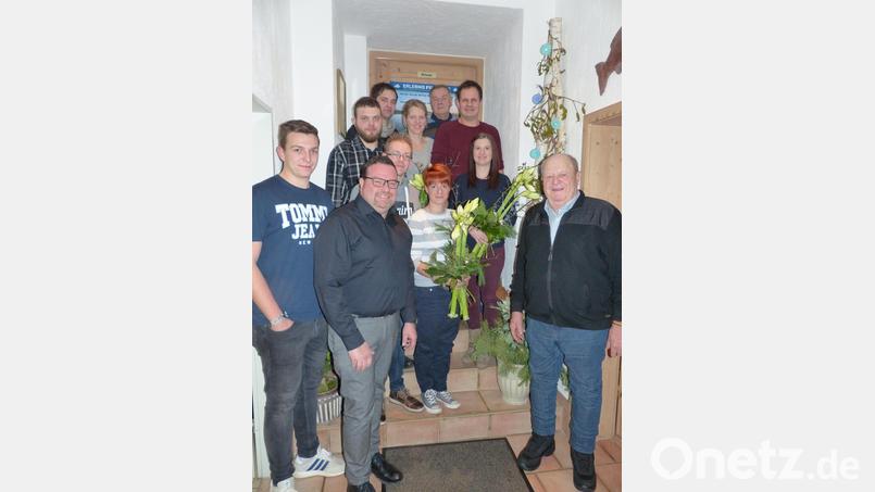 Langjährige Mitarbeiter ehrte jetzt die Schreinerei Weiß. Unser Bild zeigt vorne (von links) Juniorchef Maxi Weiß, Helmut Weiß, Andreas und Franziska Kamm sowie Seniorchef Otto Weiß, (hinten von links) Andreas Hegen, Thomas und Claudia Döllinger, Czeslaw Saluda, sowie Simon und Monika Strohmaier. Bild: jr