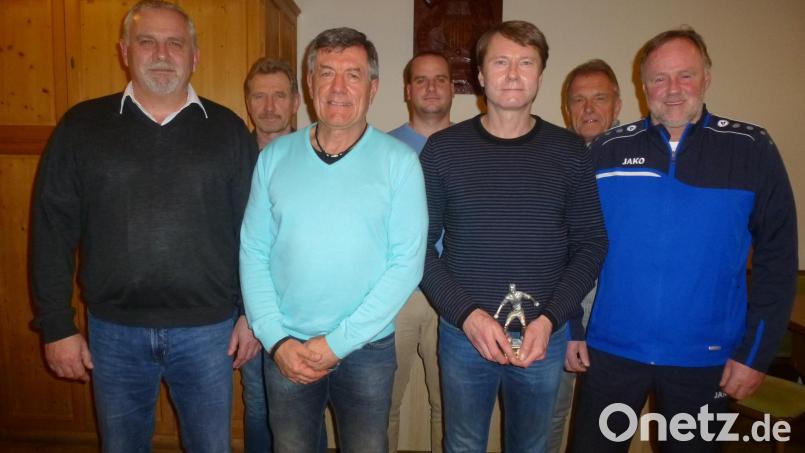 Ein letztes Mal übernimmt Karl-Heinz Hasler die Führung der AH. Ihm zur Seite stehen Günter Rosenberger (auch Spieler des Jahres) und Rainer Niewerth. (Zweiter bis Vierter von links). Bild: bk